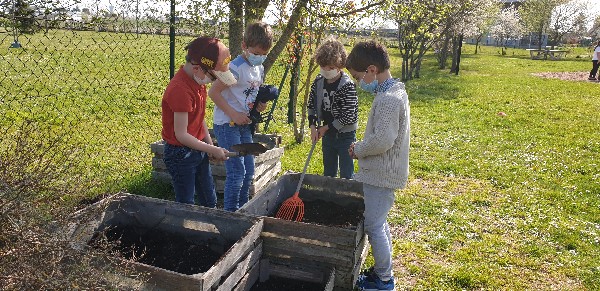  Atelier jardinage par groupe école