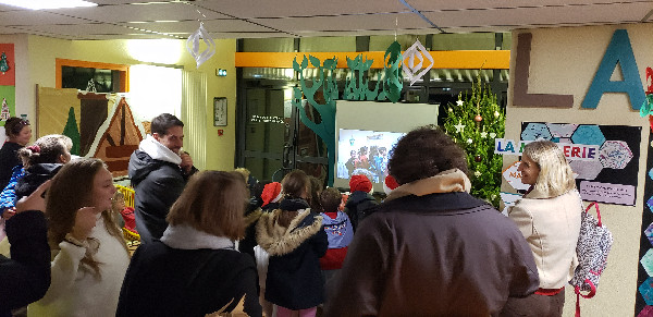 Le spectacle de No&euml;l en vid&eacute;o &agrave; l'accueil 